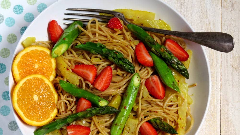 Vegan Spring Spaghetti with Asparagus and Strawberries 