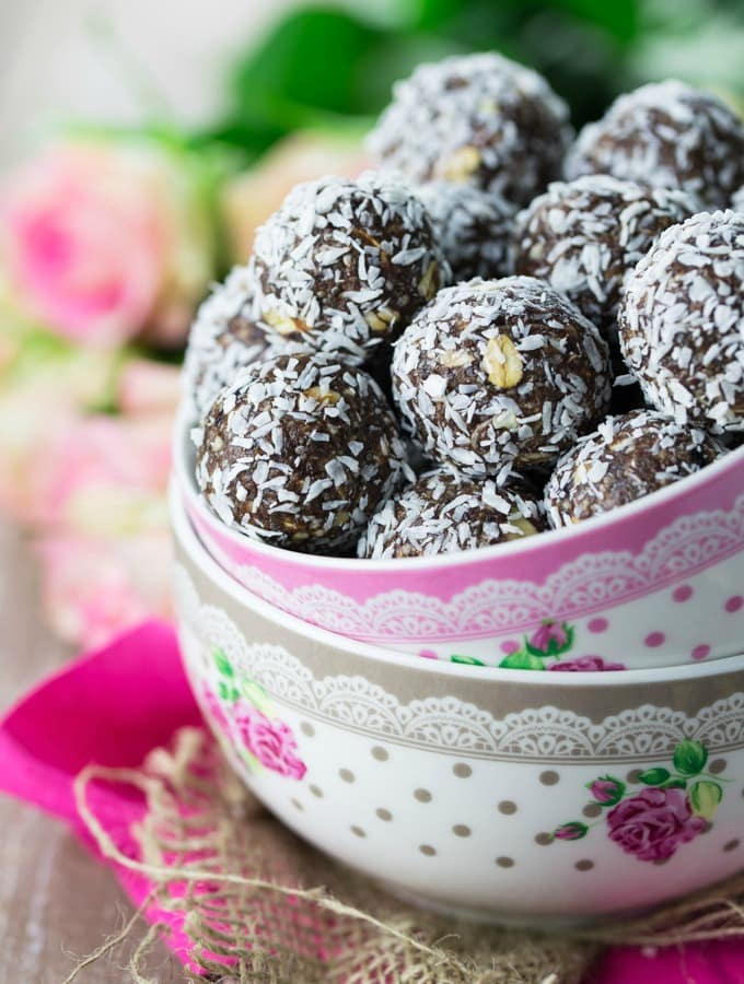 Energy Bites with Coconut and Cherries