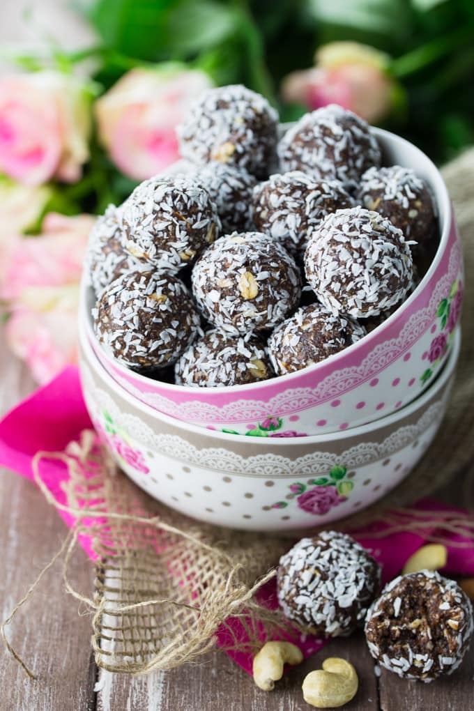 Energy Bites with Coconut and Cherries