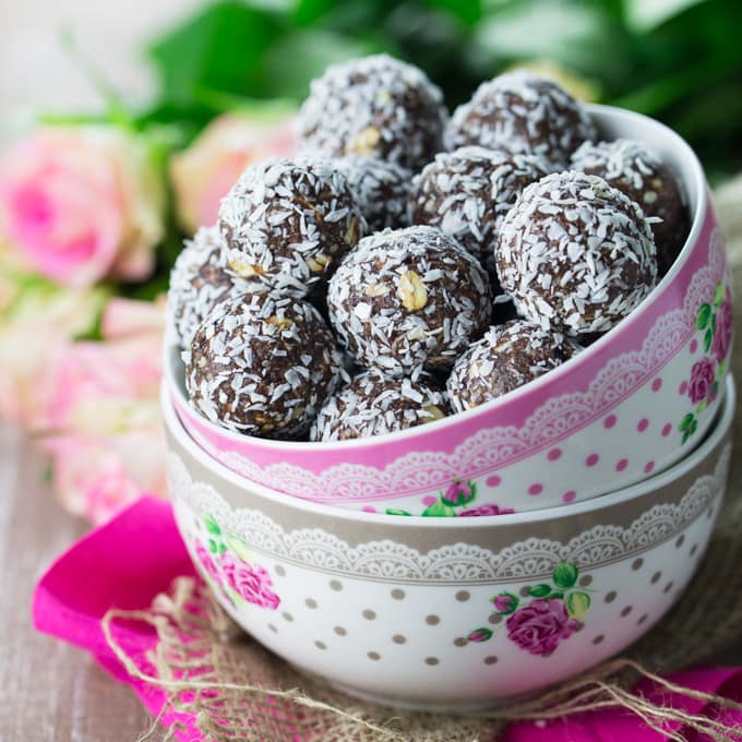 Energy Bites with Coconut and Cherries 