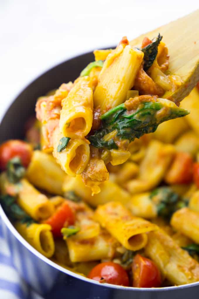 Vegan One Pot Pasta with Spinach and Tomatoes - Vegan Heaven