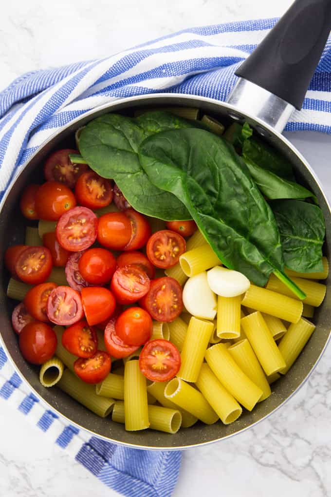 Vegan One Pot Pasta with Spinach and Tomatoes 