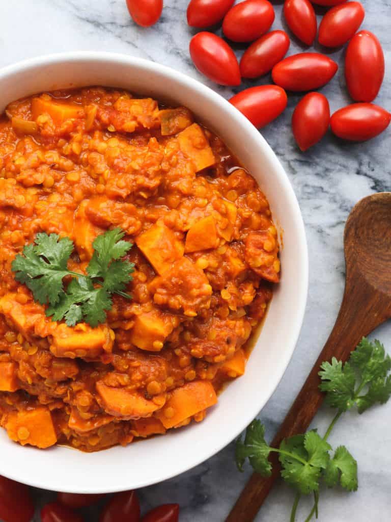 stoofpot met zoete aardappel en pinda ' s met rode linzen